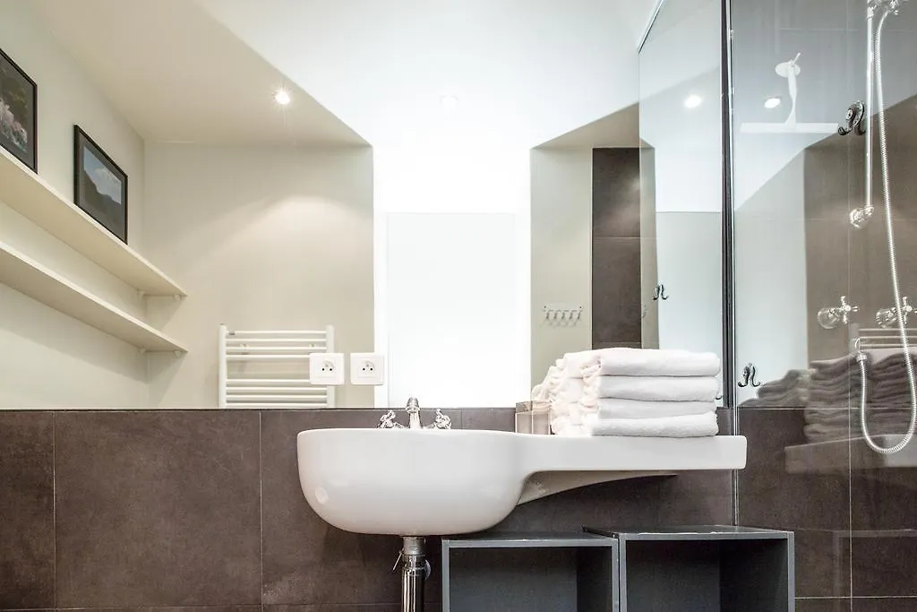 Apartment Marais Centre Pompidou Id 233 *